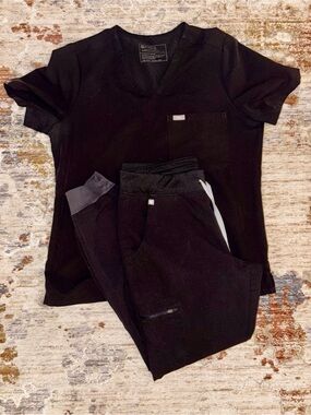 Figs Black Scrub Set